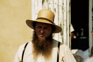 Typický Amiš s bradou a slameným klobúkom.
