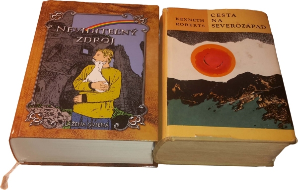 Neviditeľný zdroj v porovnaní s Cestou na severozápad. Obe knihy sú približne rovnako hrubé.
